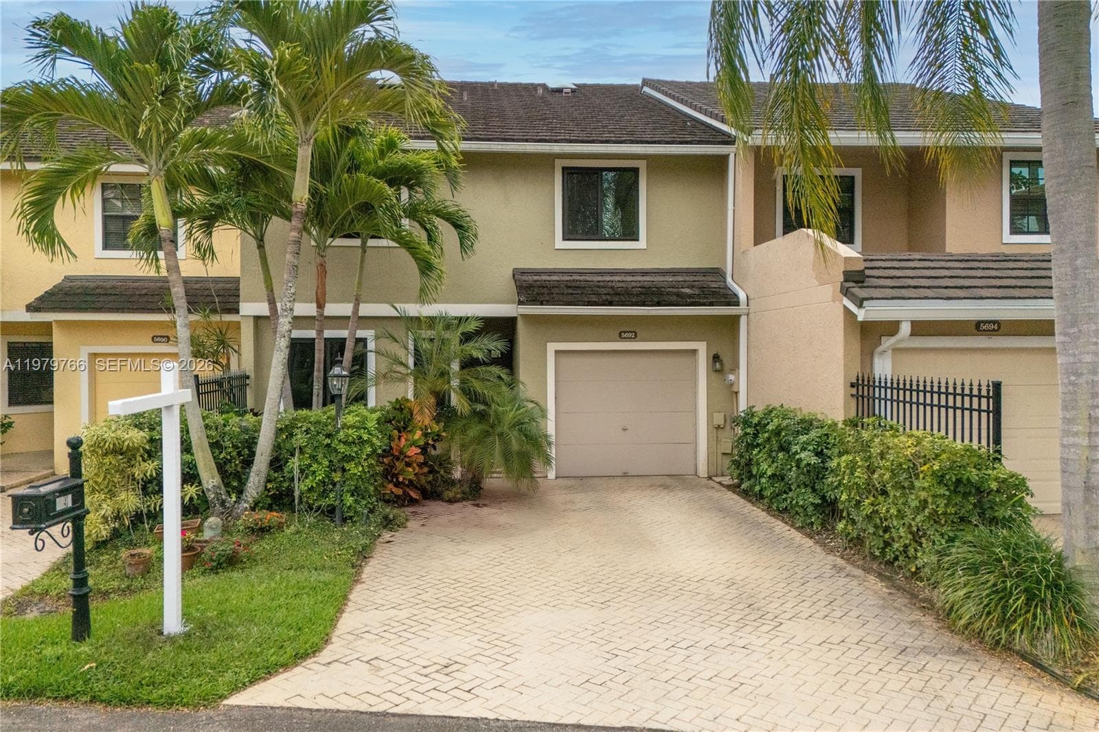 5692 Santiago Cir 3