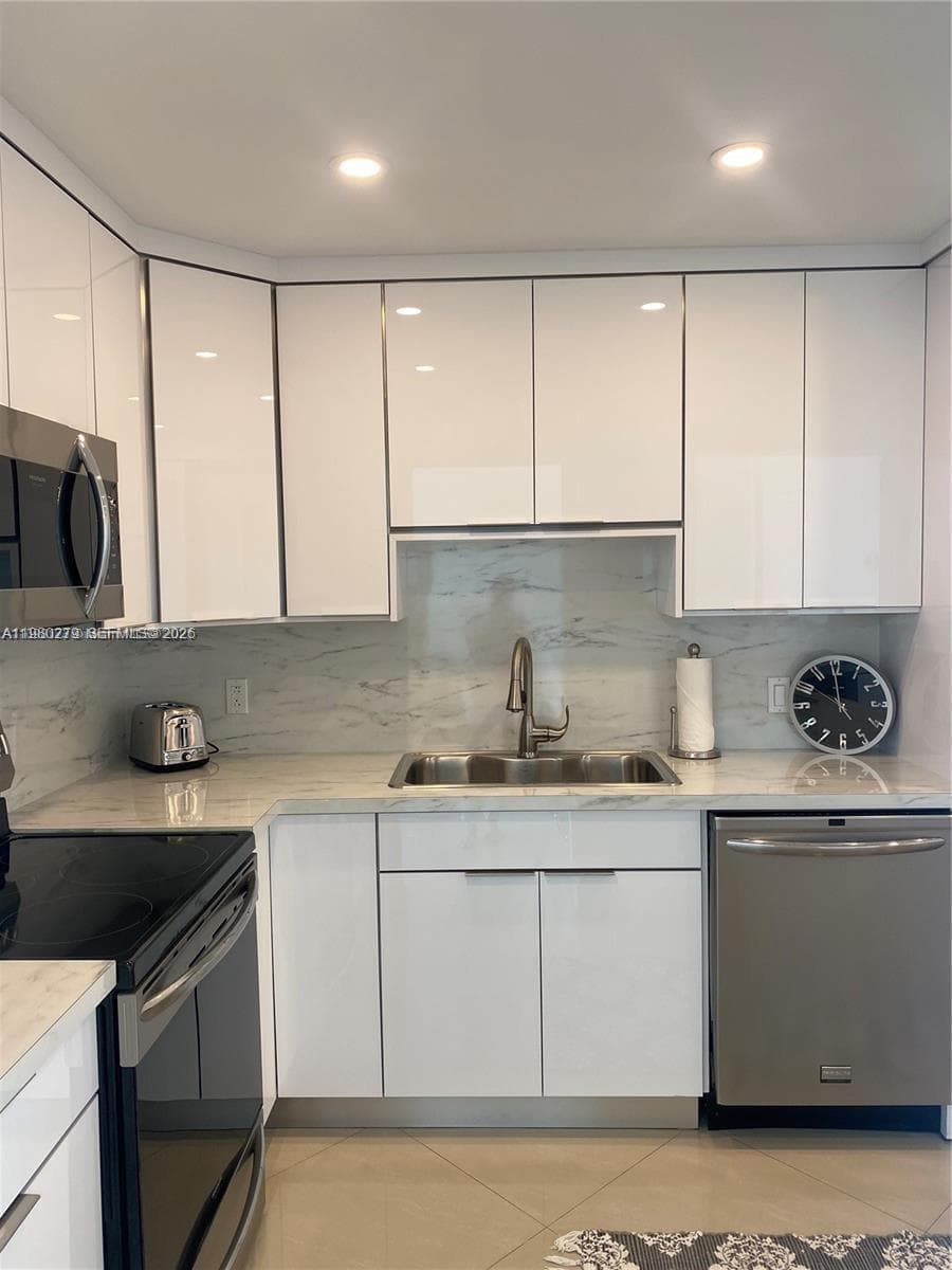 3801 S Ocean Dr (Avail April 1, 2026) PH16S photo 14