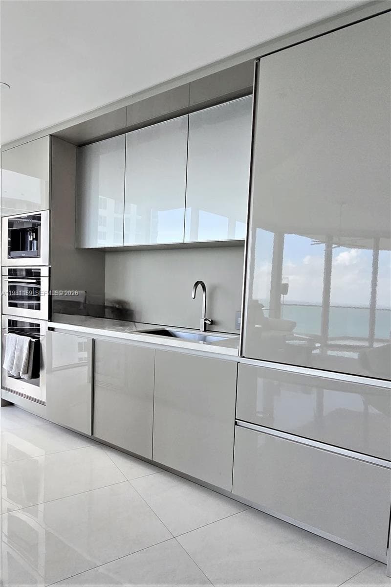 18975 Collins Ave 5