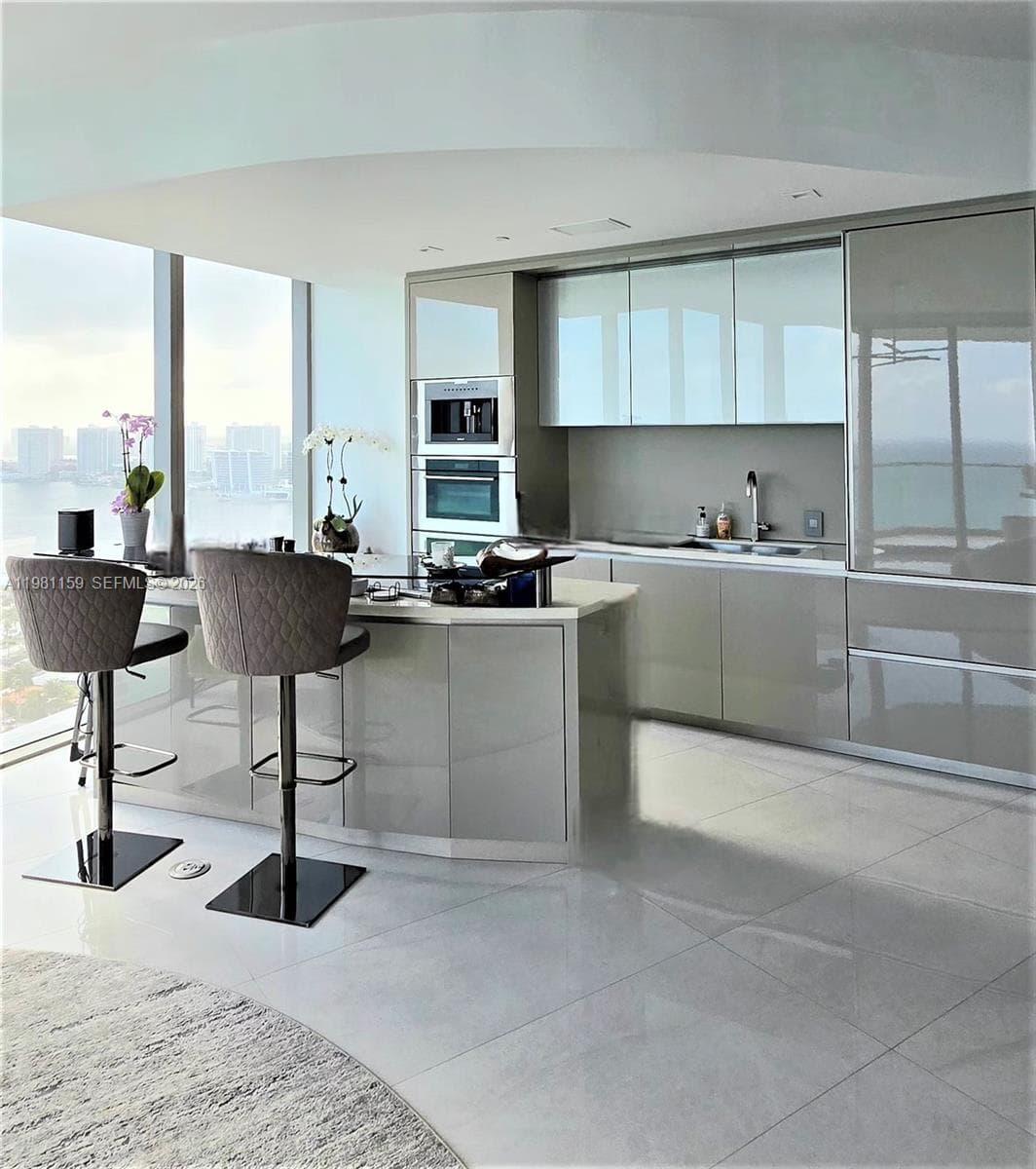 18975 Collins Ave 4
