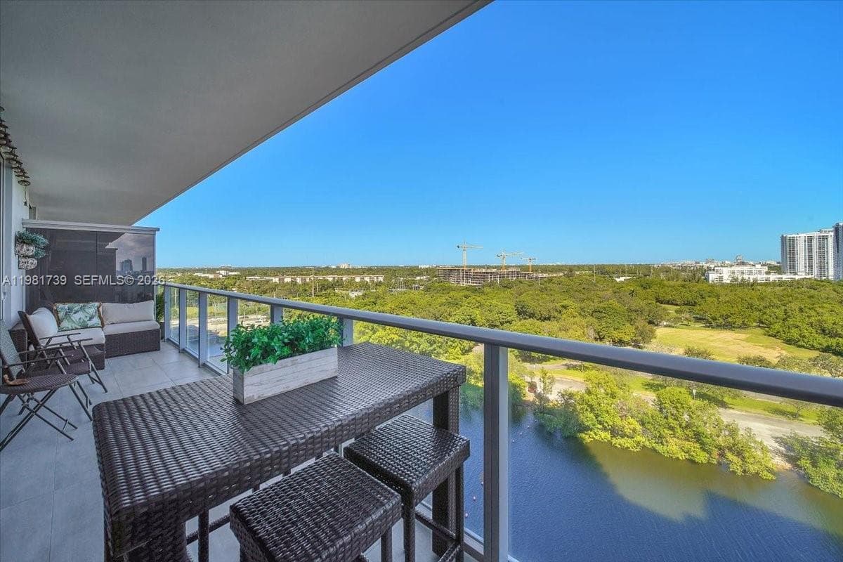 16385 Biscayne Blvd 1104 photo 2