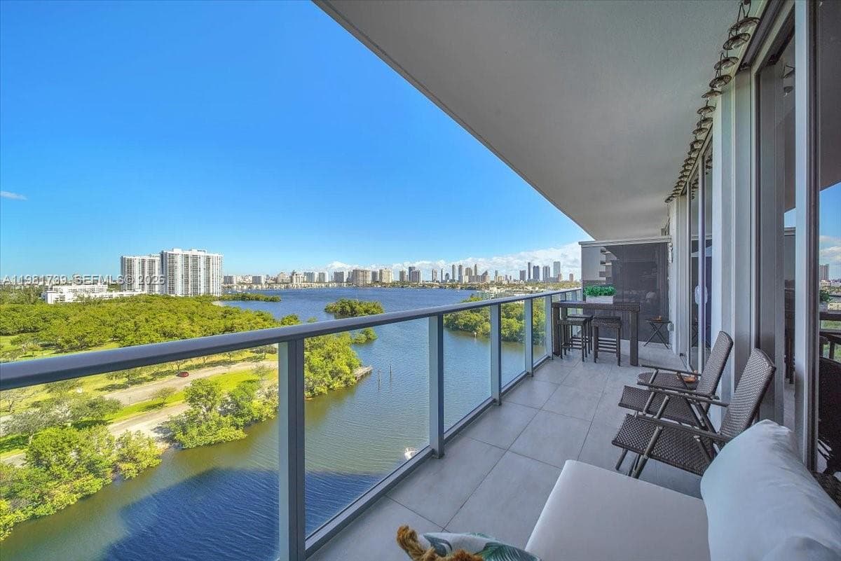 16385 Biscayne Blvd 1104 photo 4