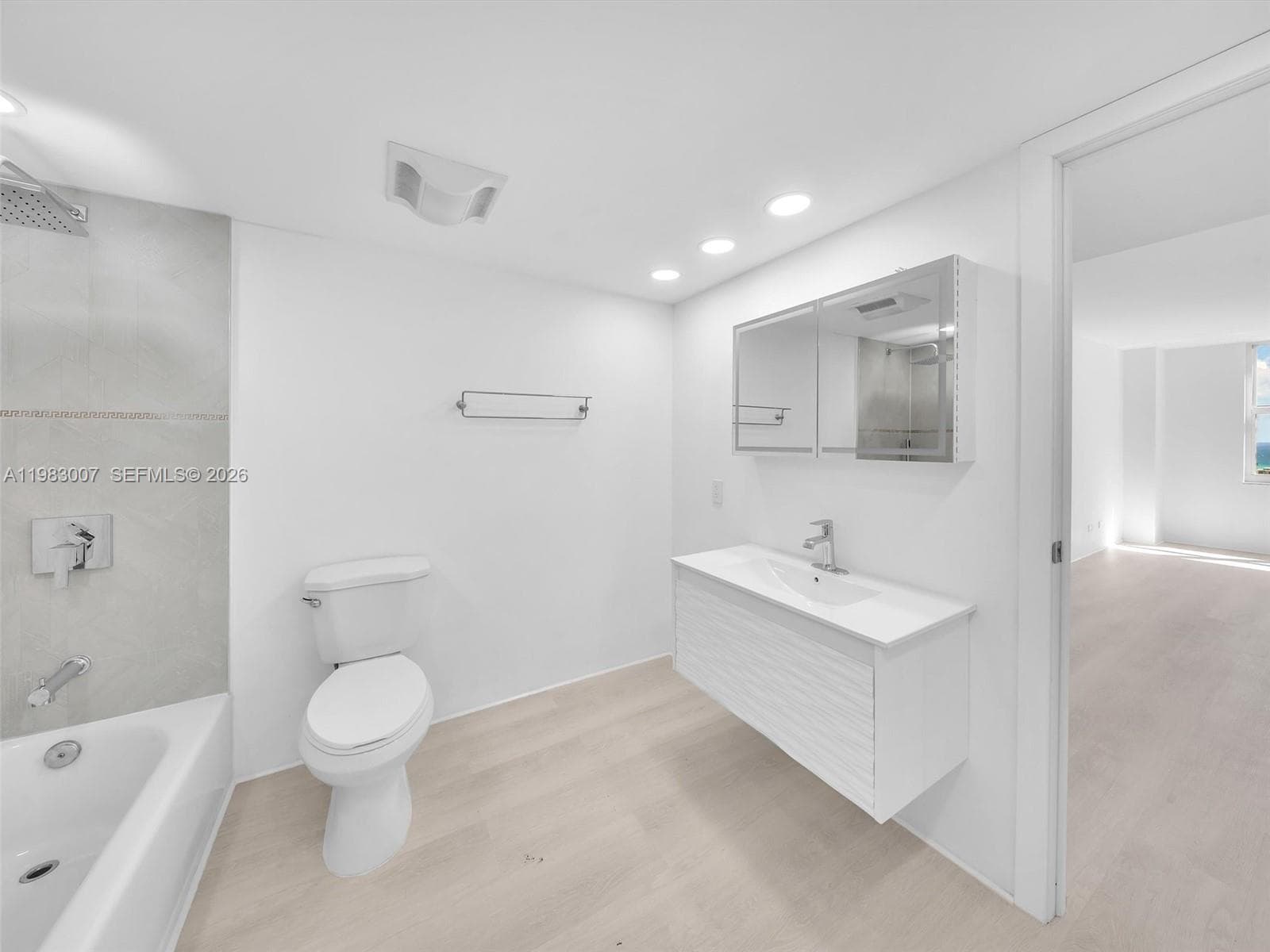 301 174th St 1818 photo 15