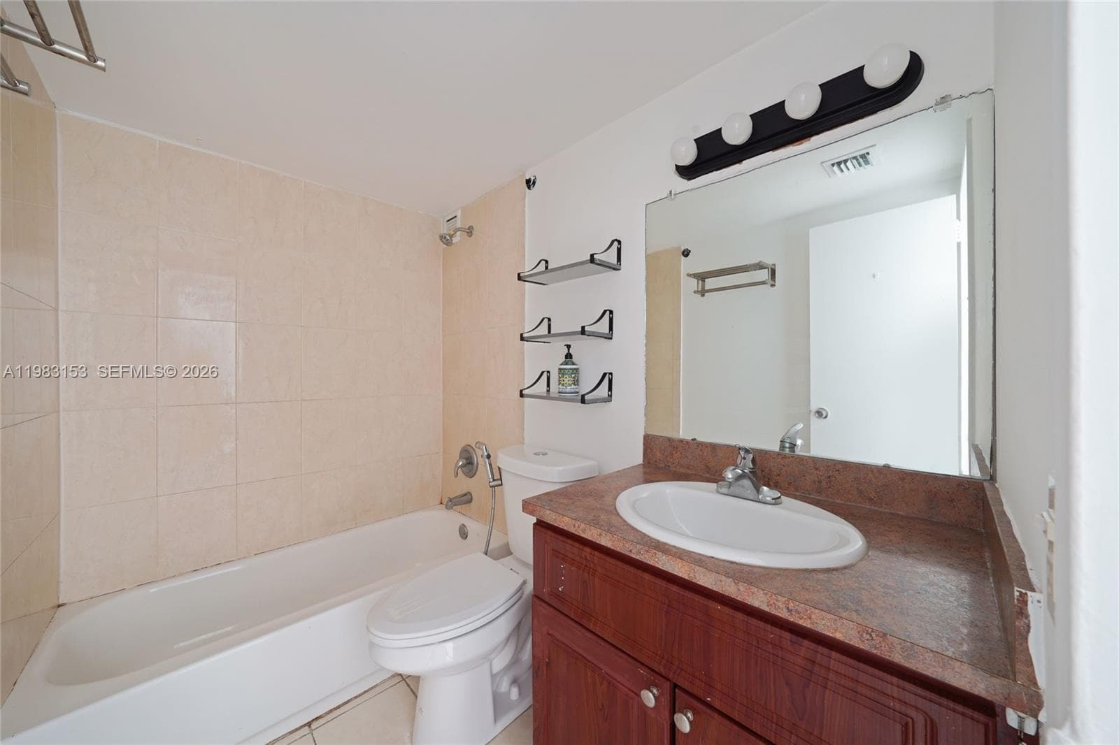 2000 NE 135th St 1010 photo 24