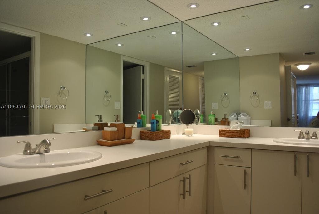 6039 Collins Ave 1006 photo 14