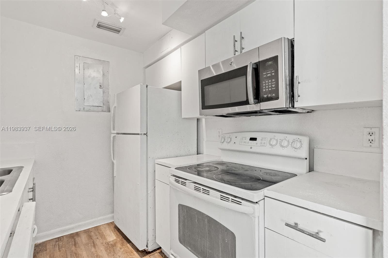 1185 Marseille Dr 202 photo 12