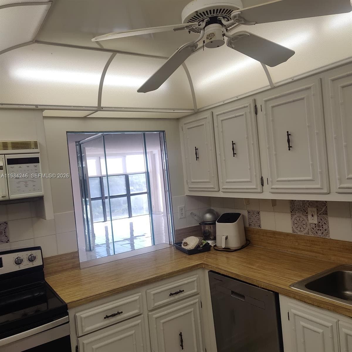 800 Parkview Dr 527 photo 8