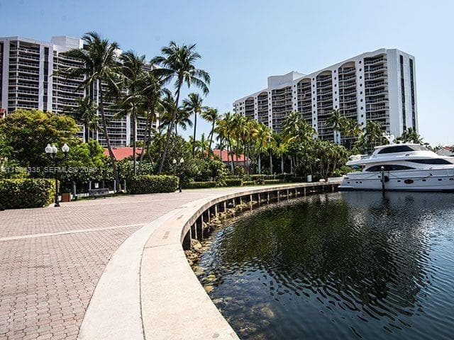 3610 Yacht Club Dr 1002 photo 2