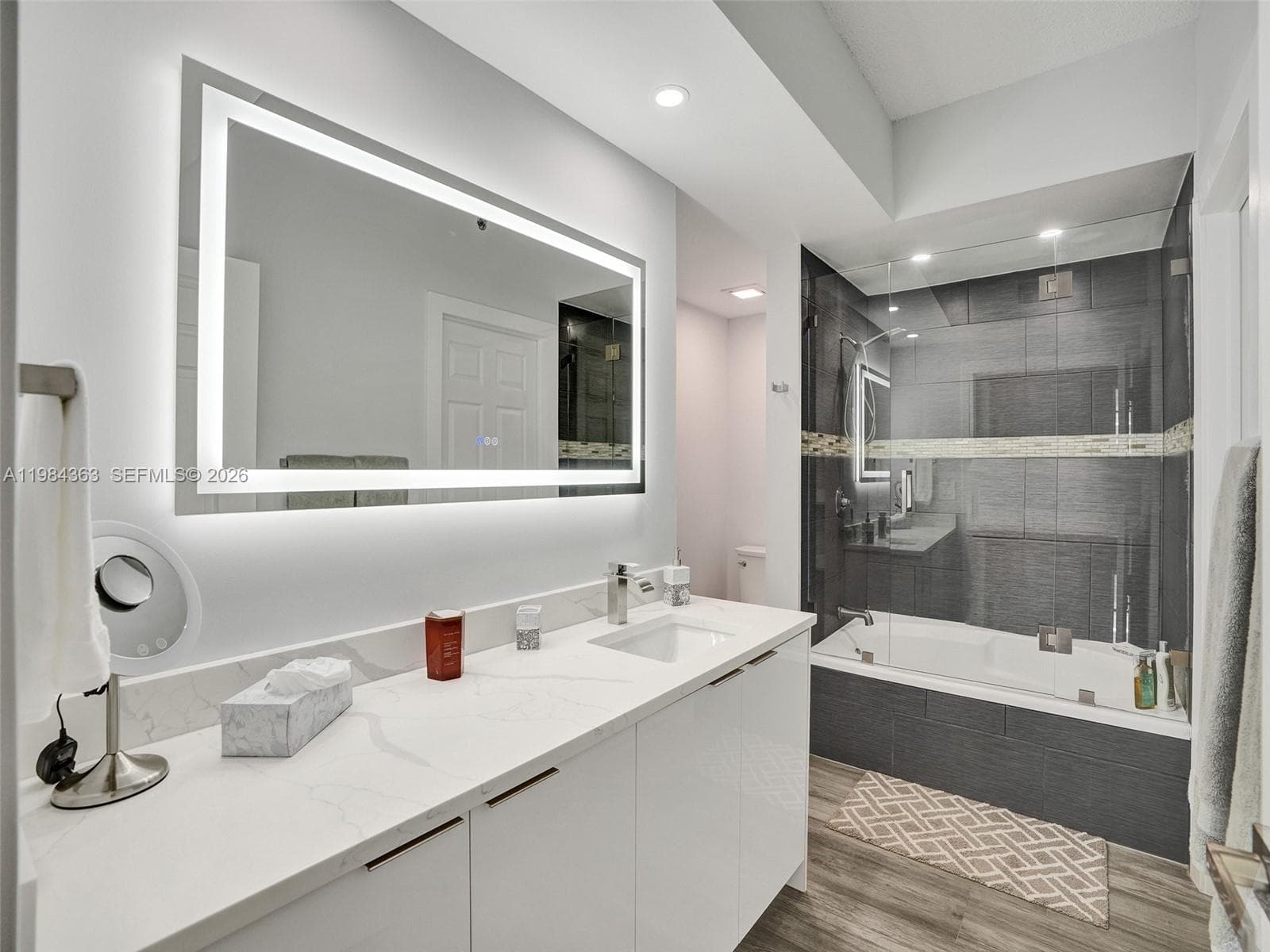 3245 NE 184th St 13305 photo 5