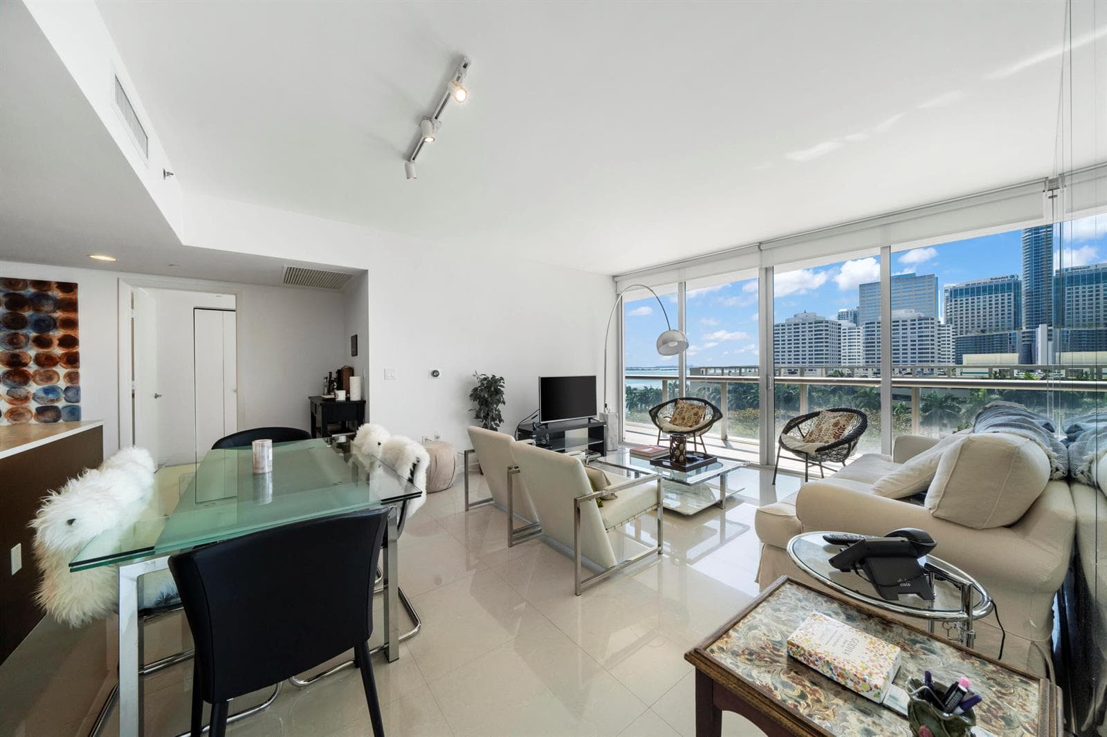 495 Brickell Avenue #811 3