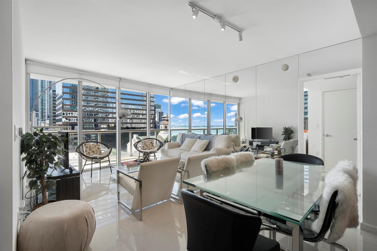 495 Brickell Avenue #811 4