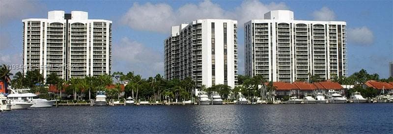 3610 Yacht Club Dr 1002 photo 1