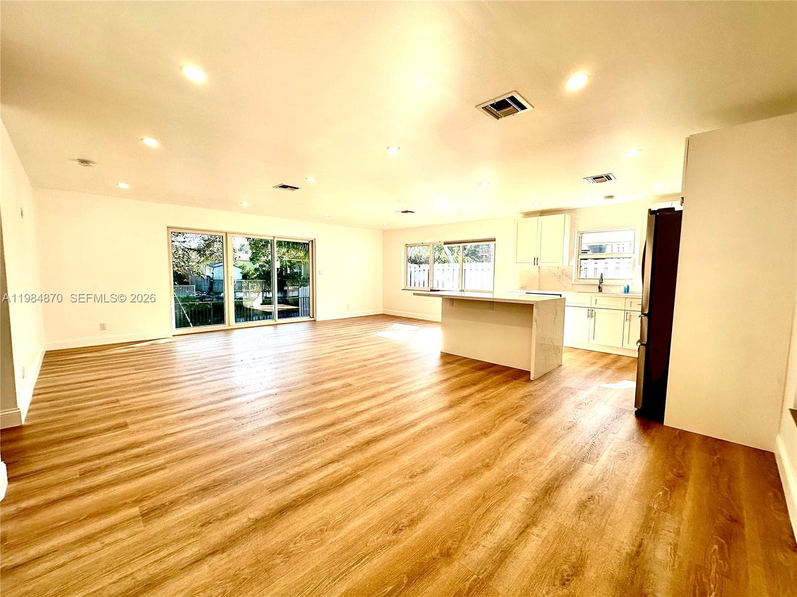 3042 Hayes St photo 14