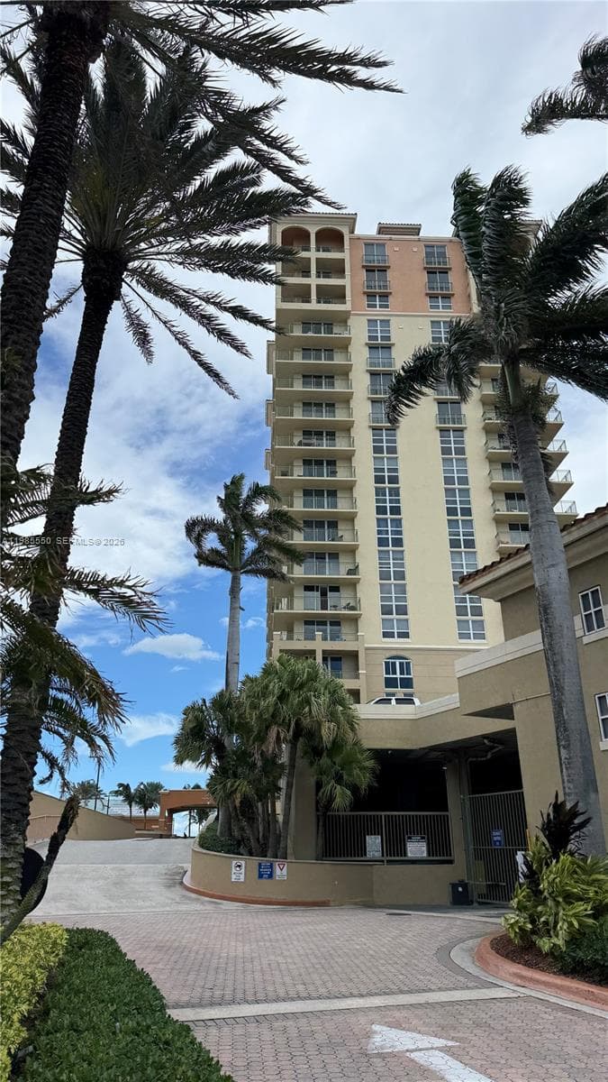 2080 S Ocean Dr 905 photo 2