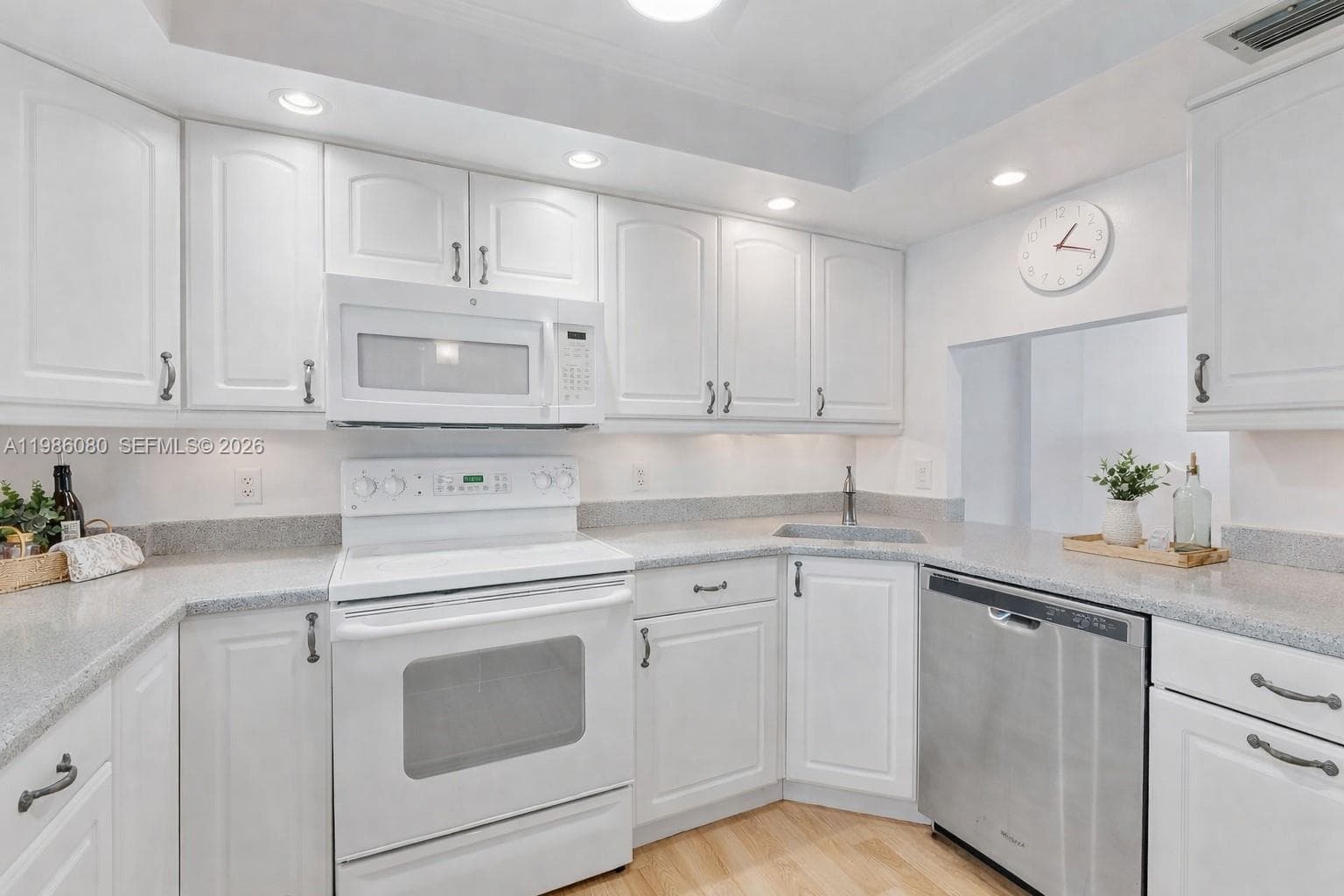 109 Royal Park Dr 2F photo 4