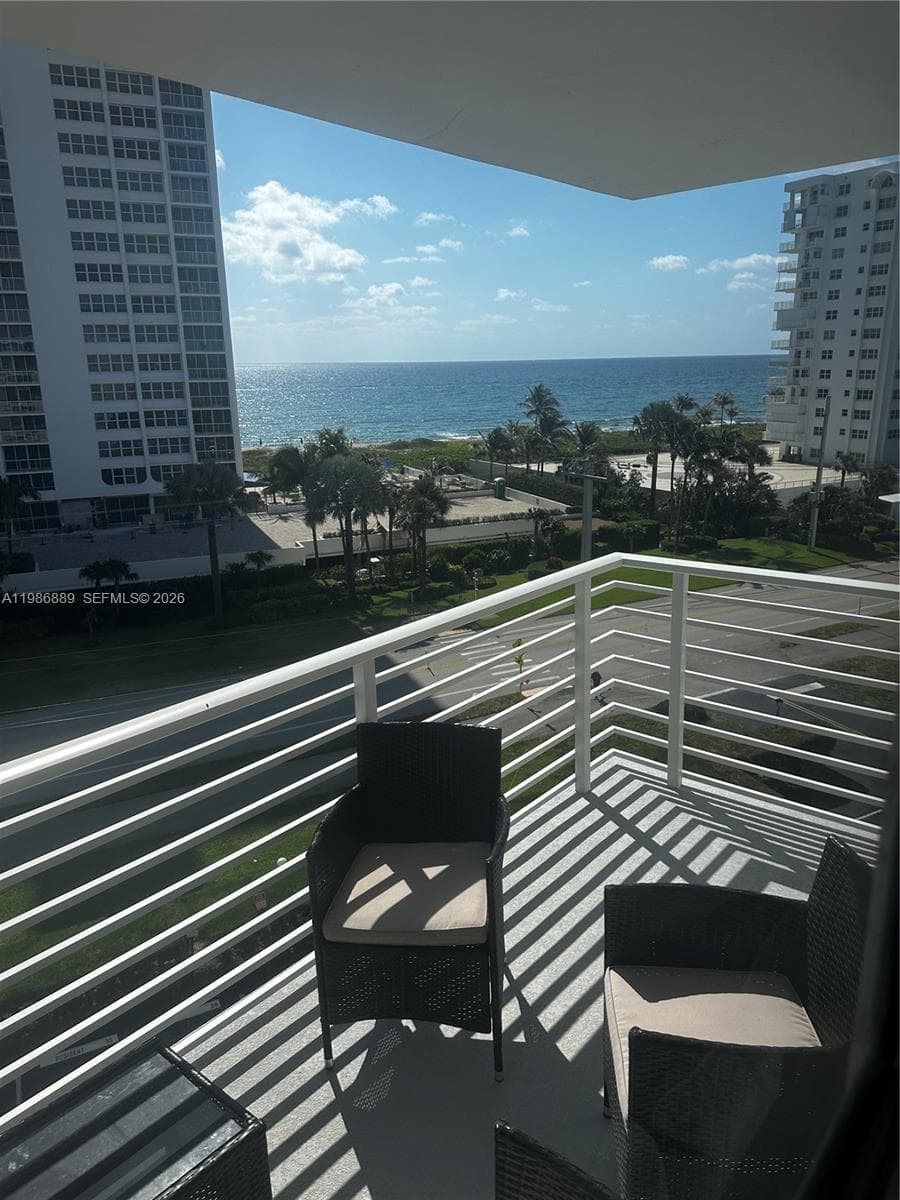 2851 Ocean Boulevard 6 V photo 8