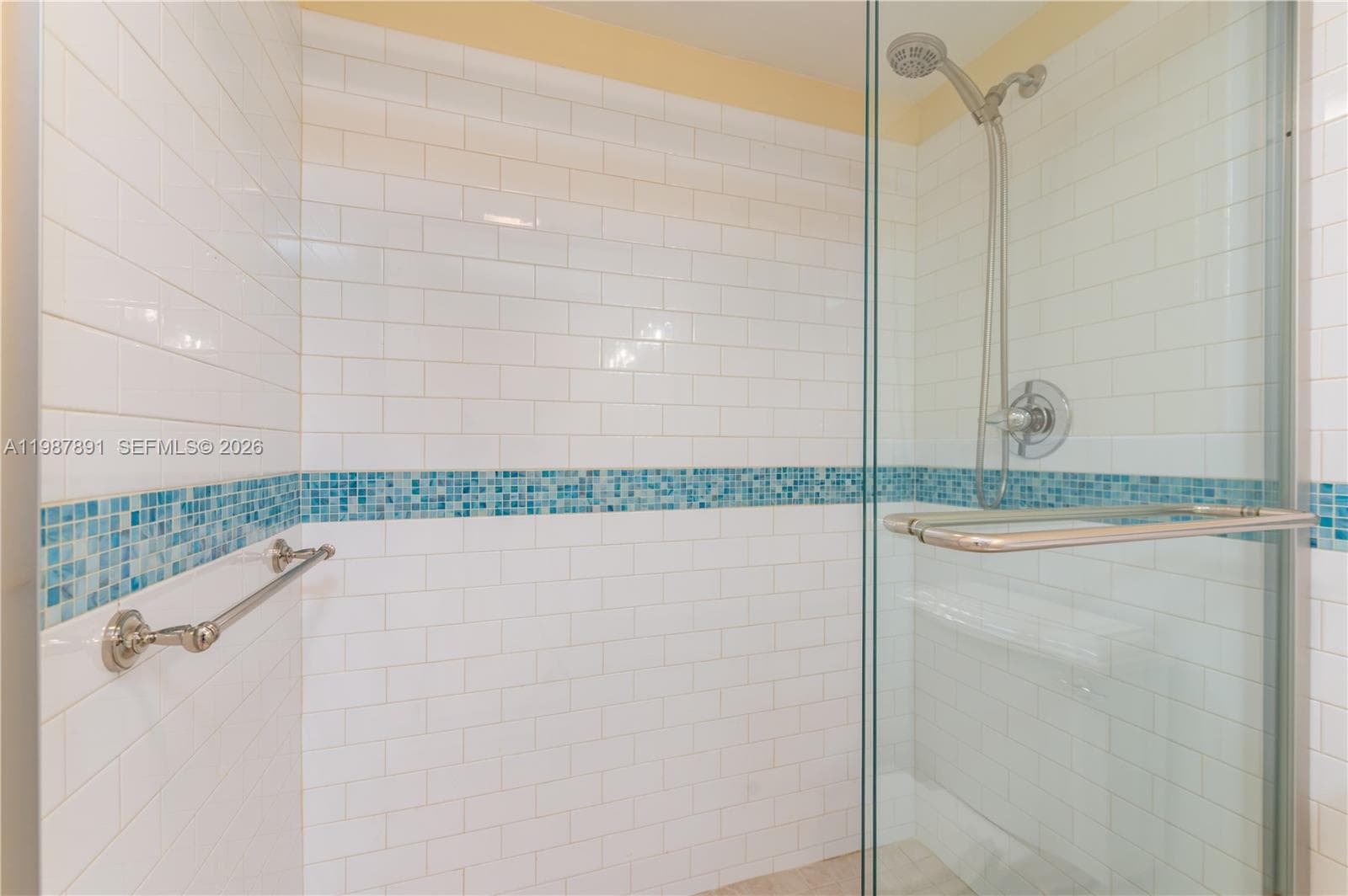 545 SE 12th St 305 photo 17