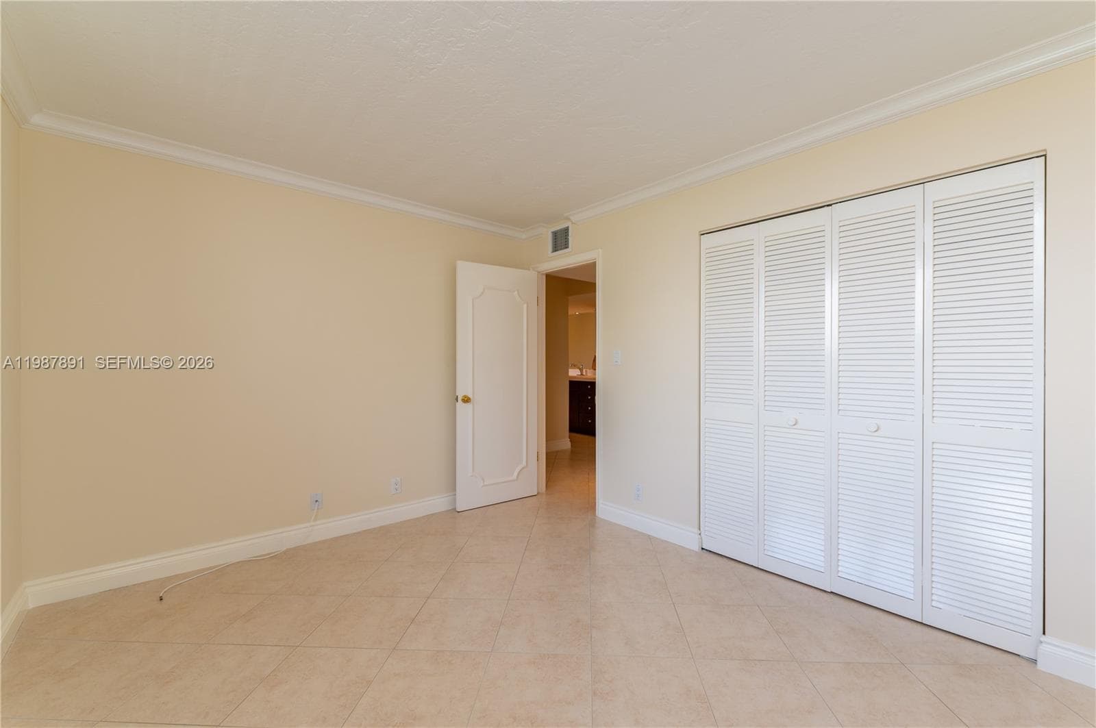 545 SE 12th St 305 photo 3