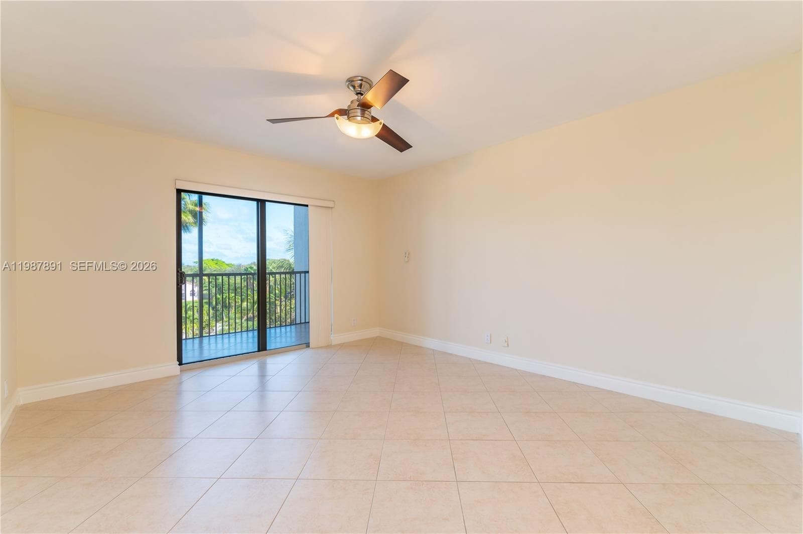 545 SE 12th St 305 photo 15