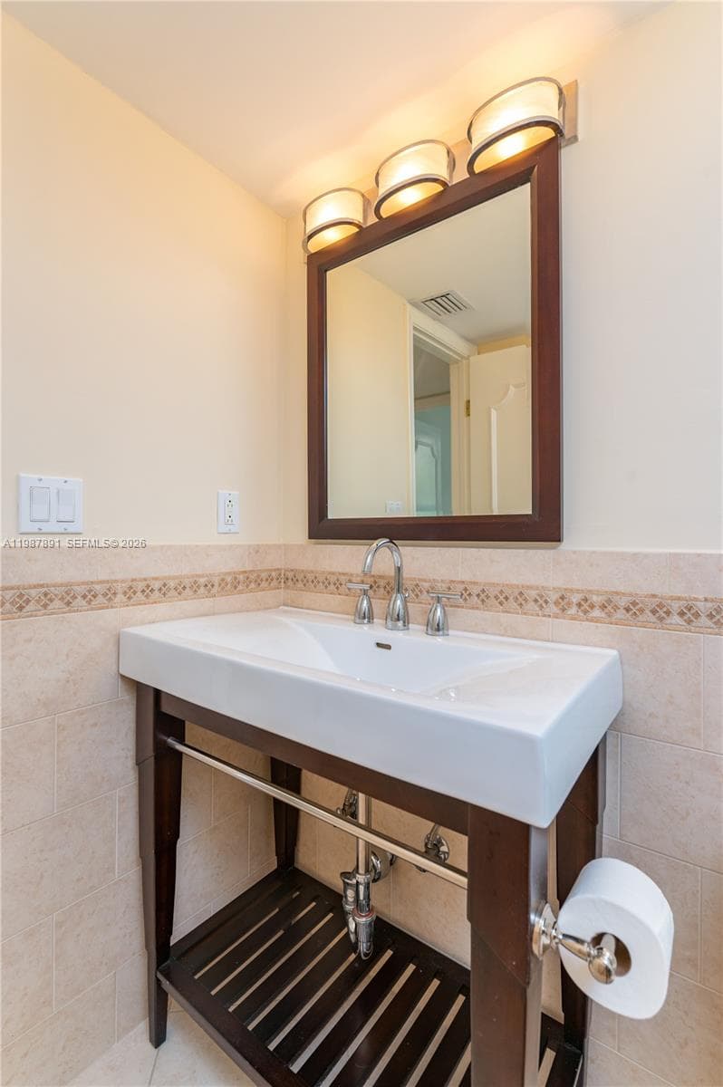 545 SE 12th St 305 photo 4