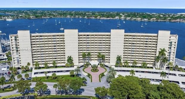136 Lakeshore Dr 1