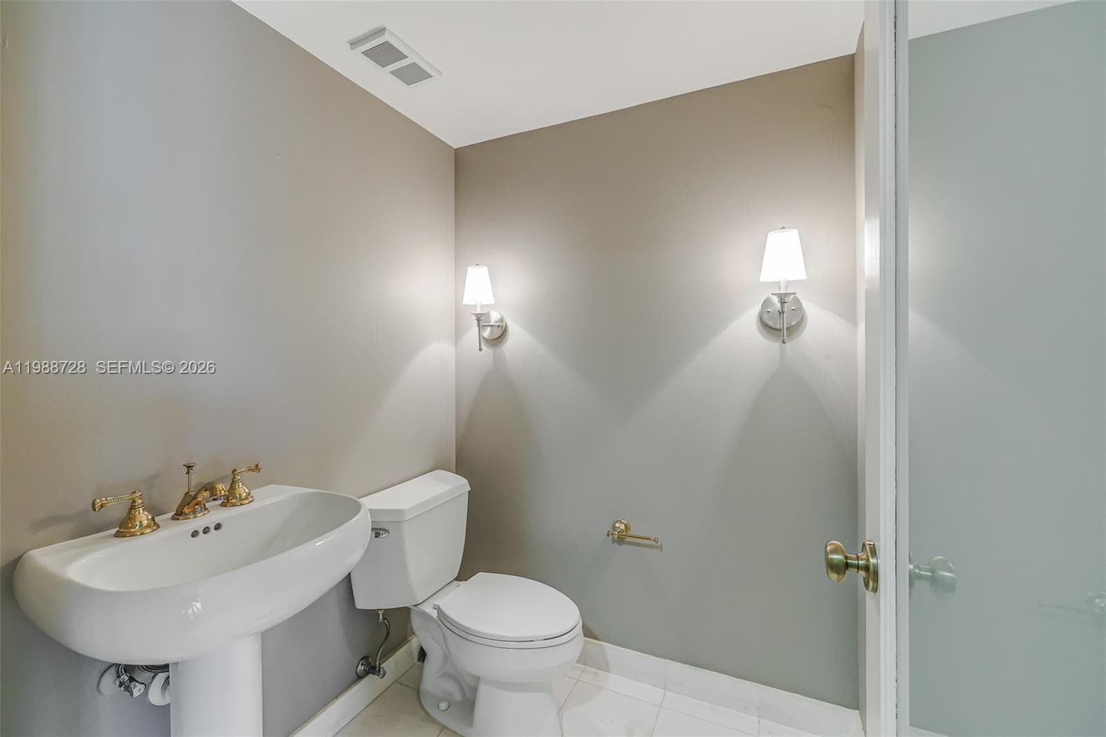 20185 E Country Club Dr 302 photo 7