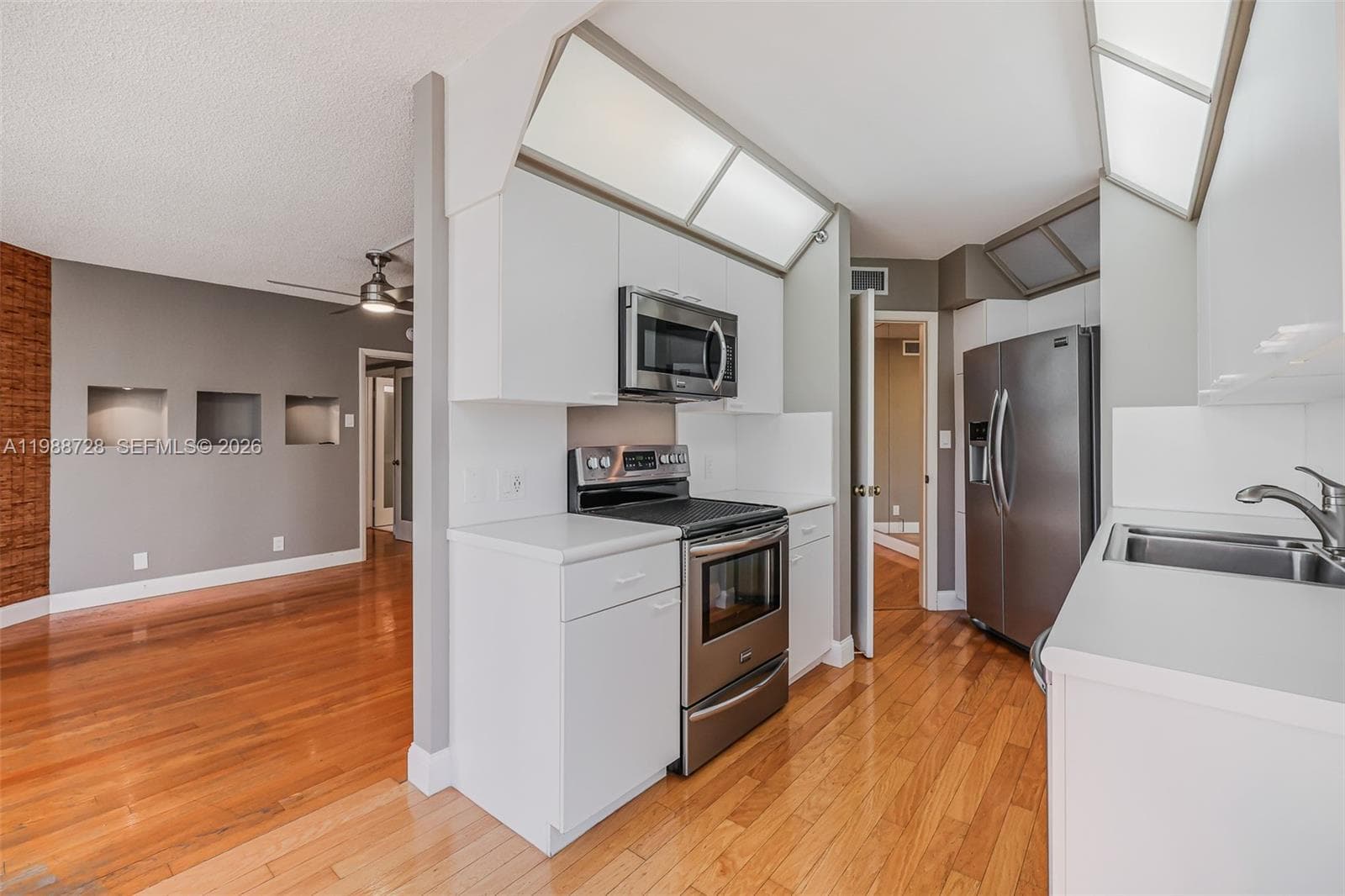 20185 E Country Club Dr 302 photo 5