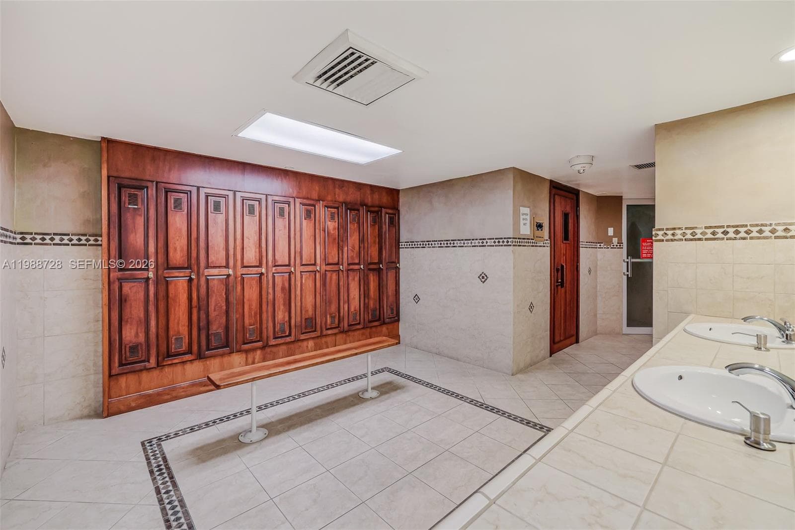 20185 E Country Club Dr 302 photo 24