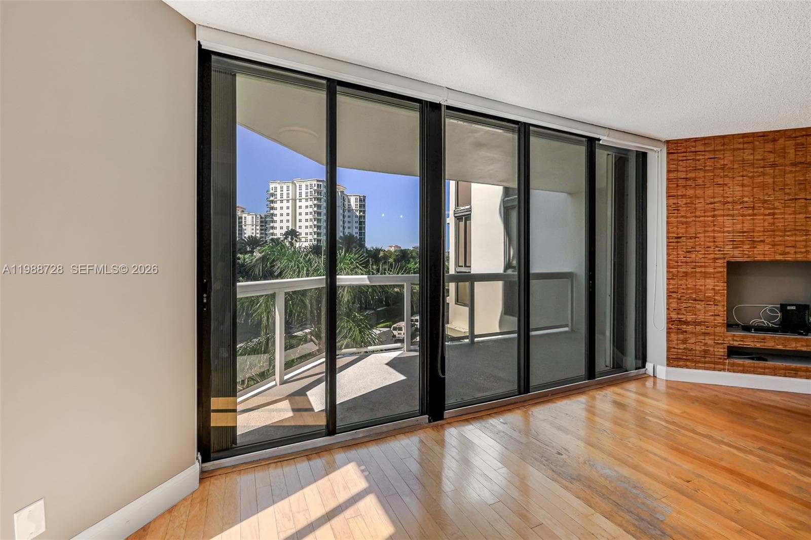 20185 E Country Club Dr 302 photo 4