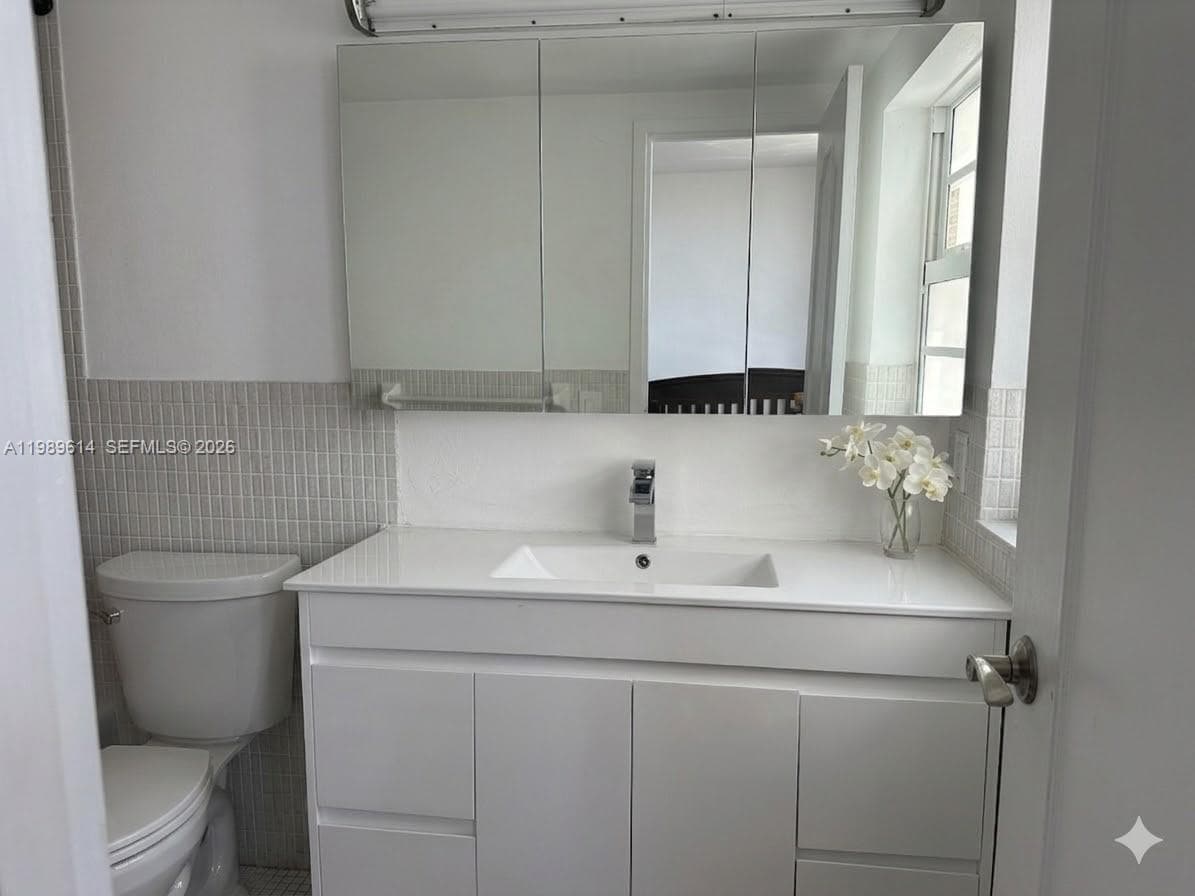 9341 E Bay Harbor Dr 6C photo 22