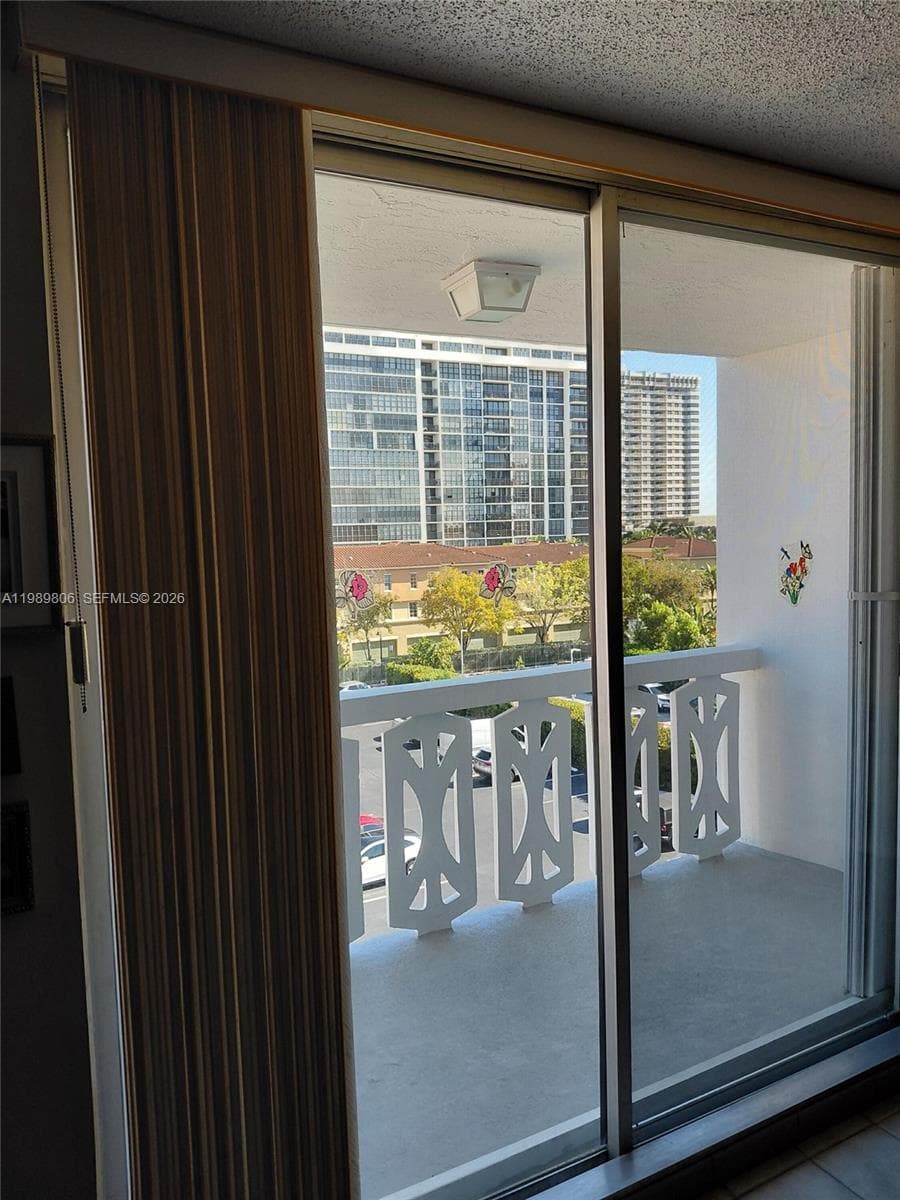 3113 S Ocean Dr 504 photo 9
