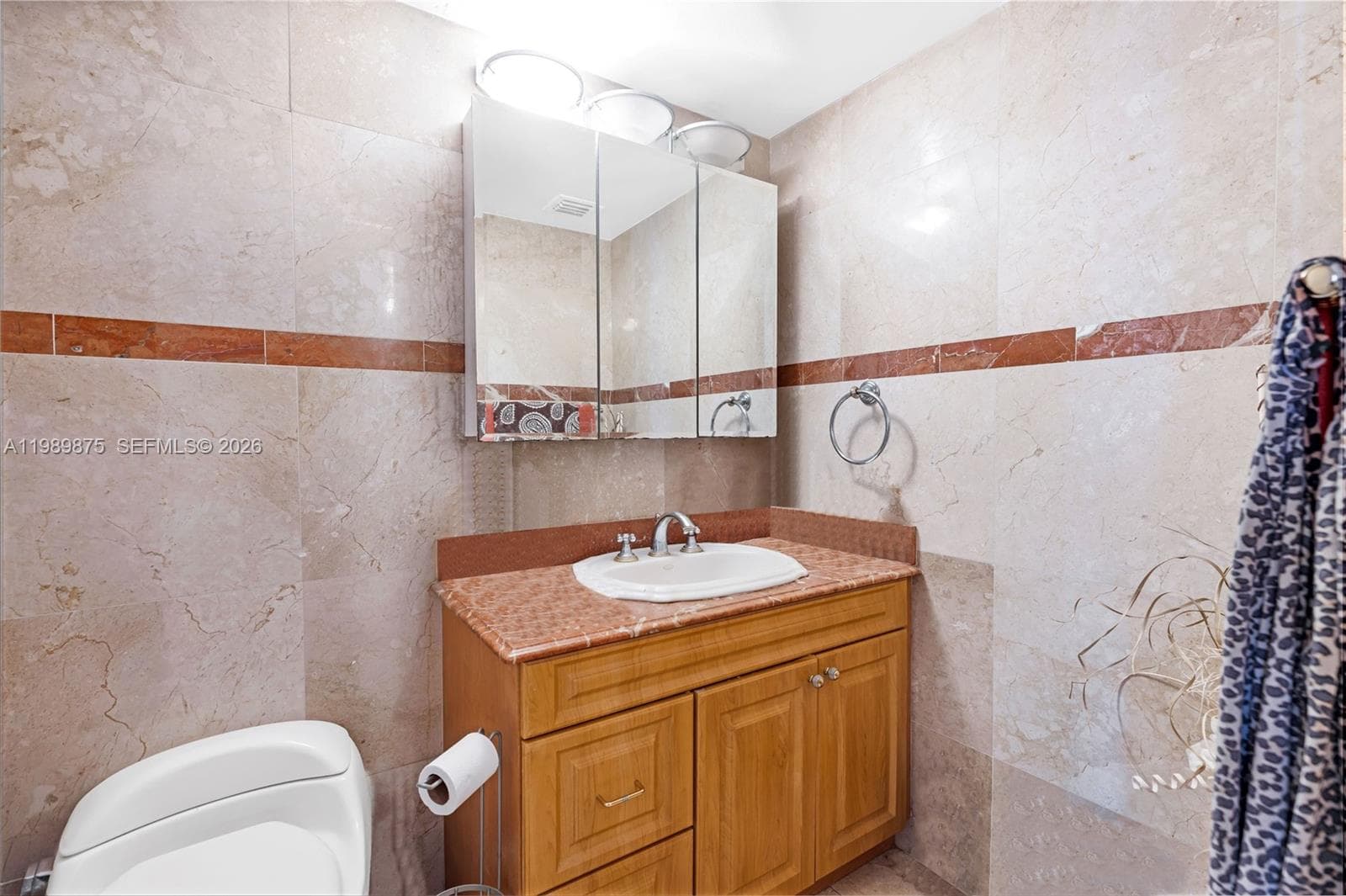 7601 E Treasure Dr 1924 photo 11