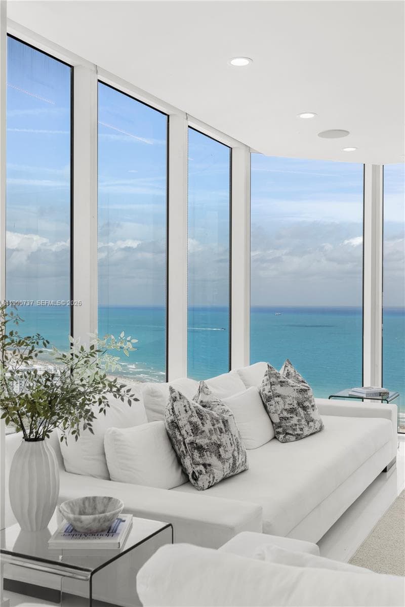 300 Pointe Dr 2