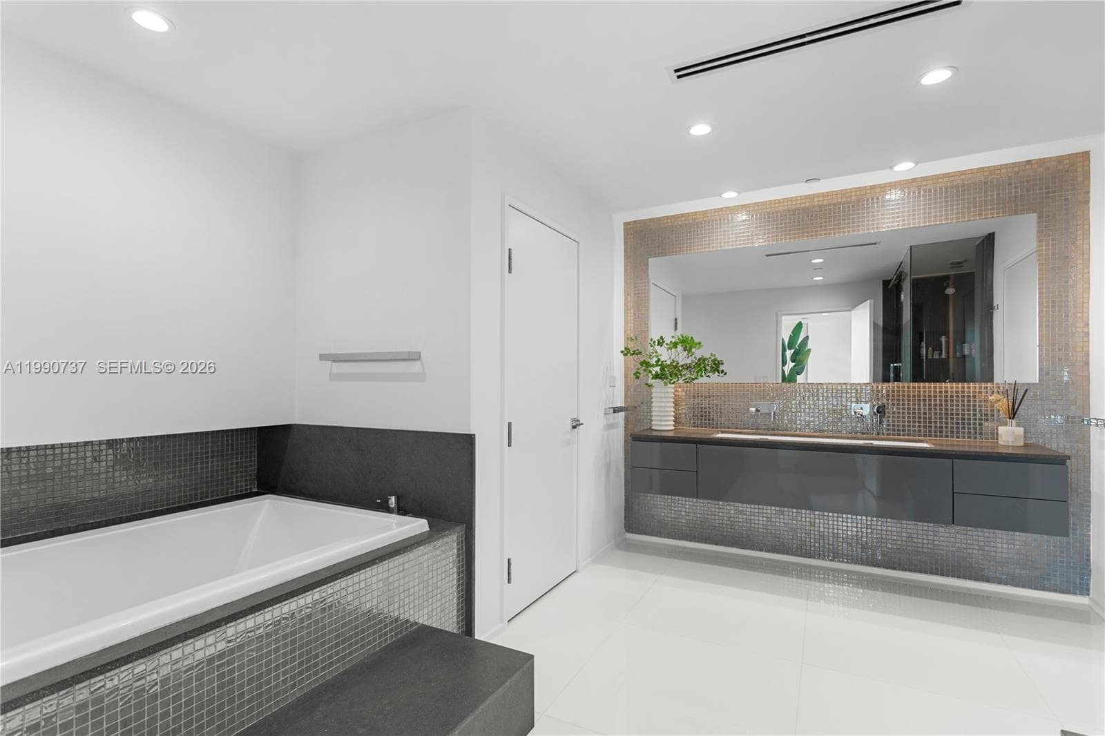 300 Pointe Dr 3405 photo 18