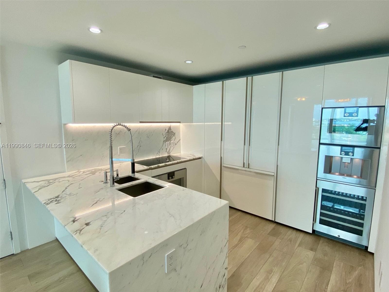 10203 Collins Ave 905 photo 7