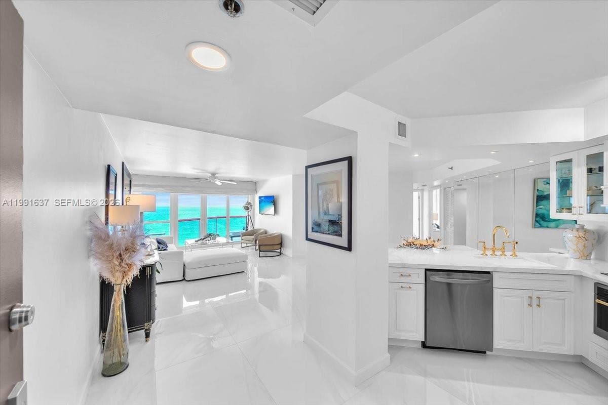 6767 Collins Ave 1110 photo 4