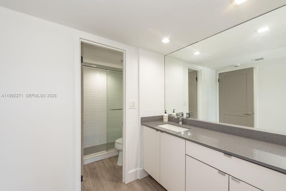 100 Bayview Dr 210 photo 10