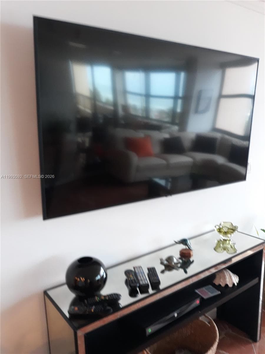 2555 Collins Ave 703 photo 4