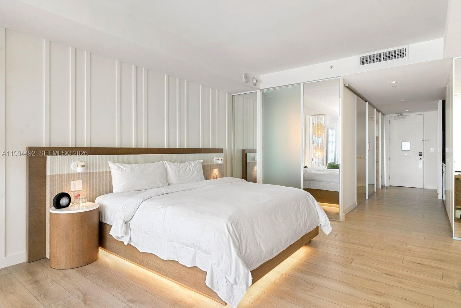 2201 Collins Ave 532 photo 4