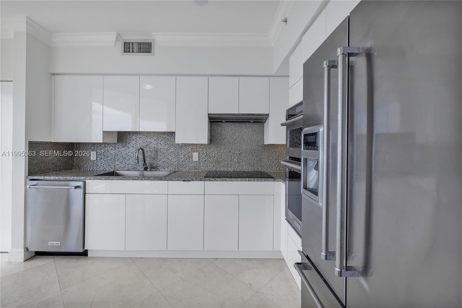 4779 Collins Ave 1706 photo 9