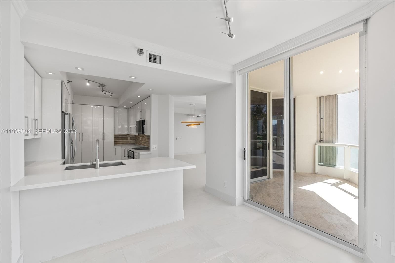 21150 Point Pl 701 photo 13