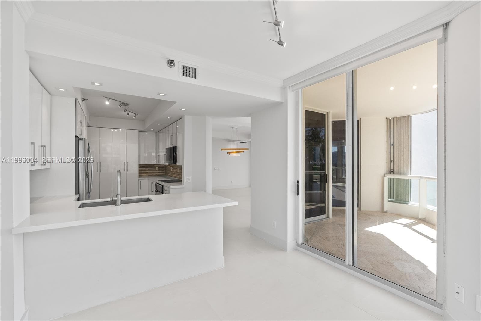 21150 Point Pl 701 photo 17