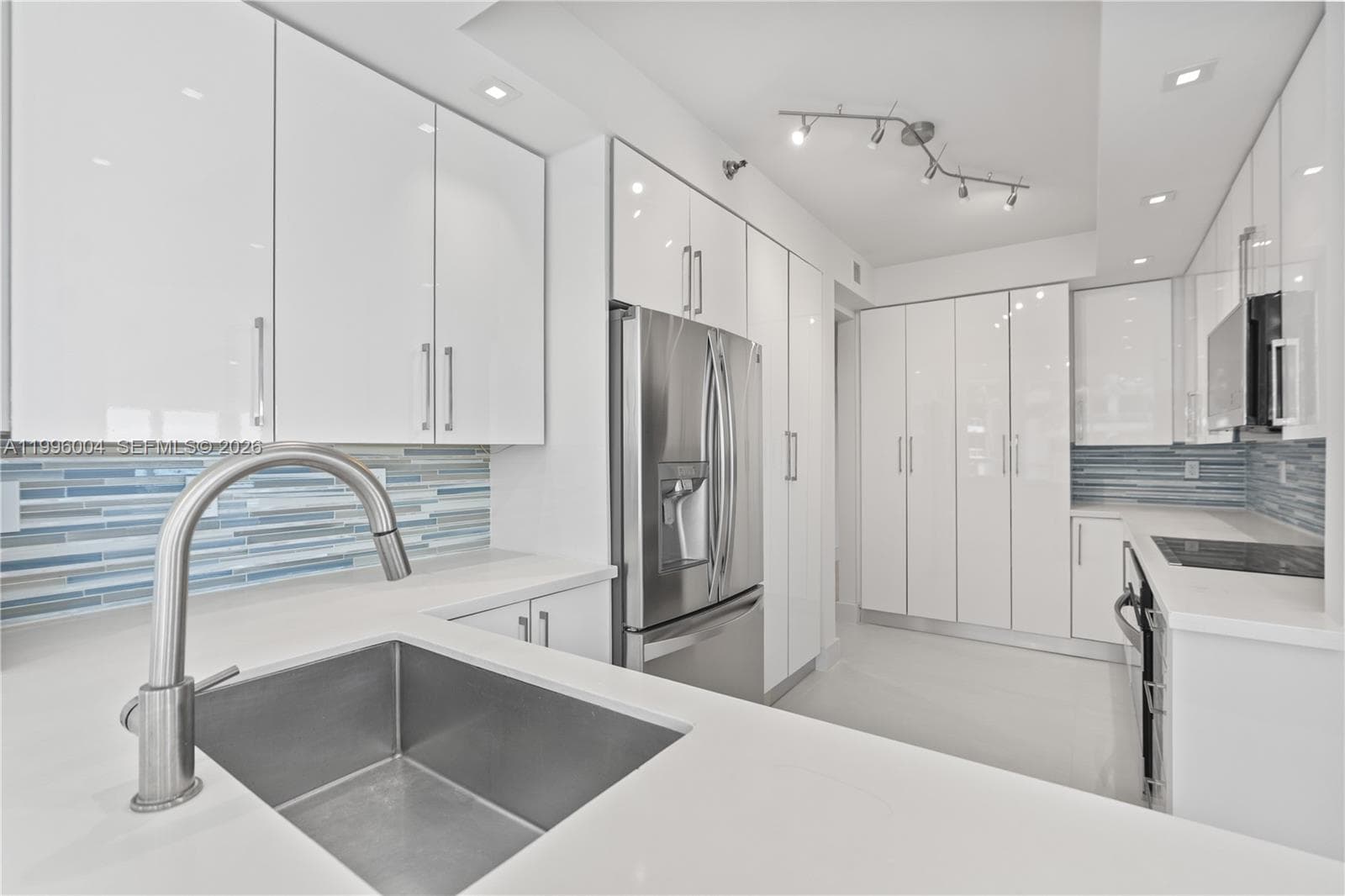 21150 Point Pl 701 photo 14
