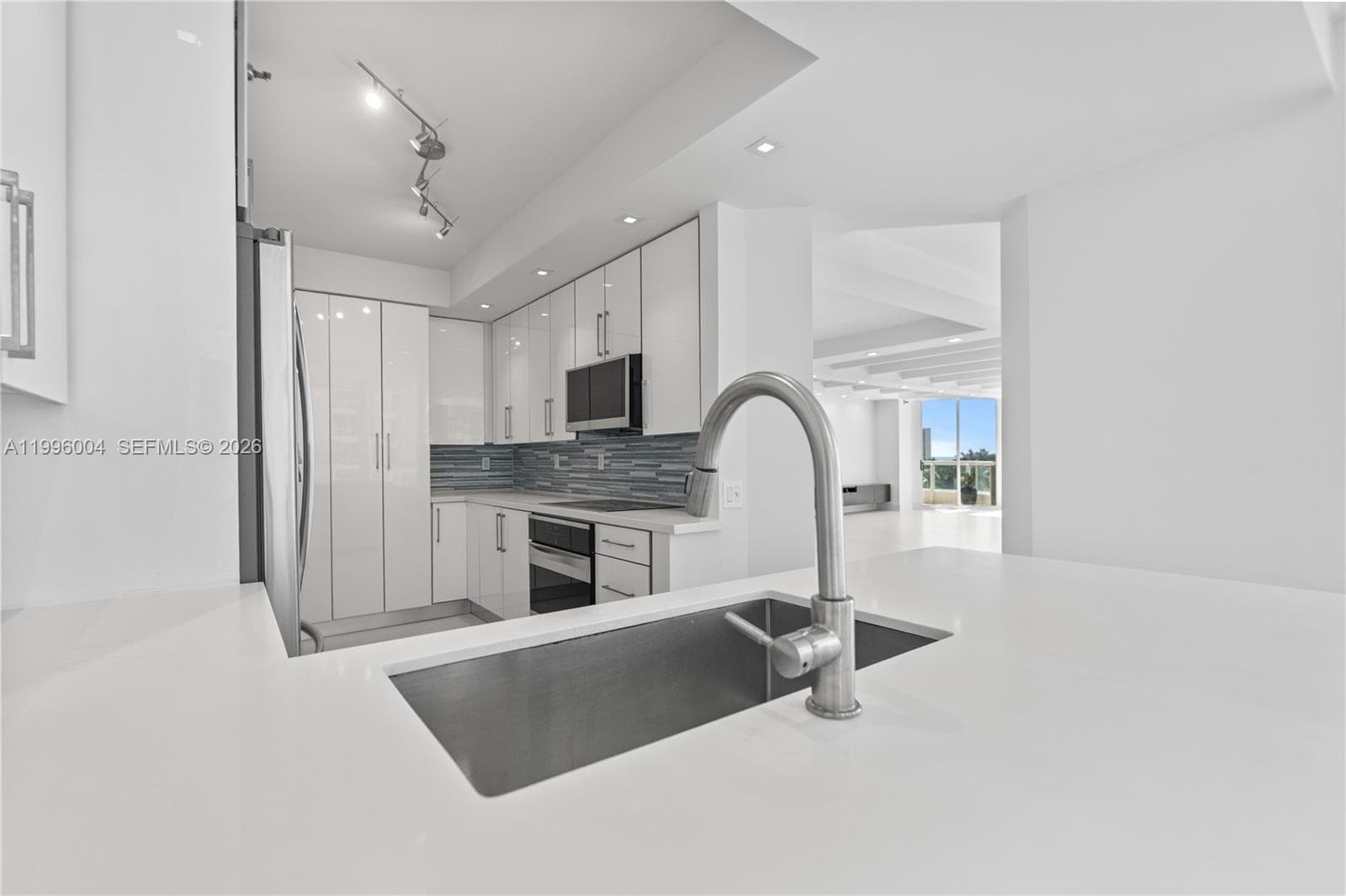 21150 Point Pl 701 photo 15