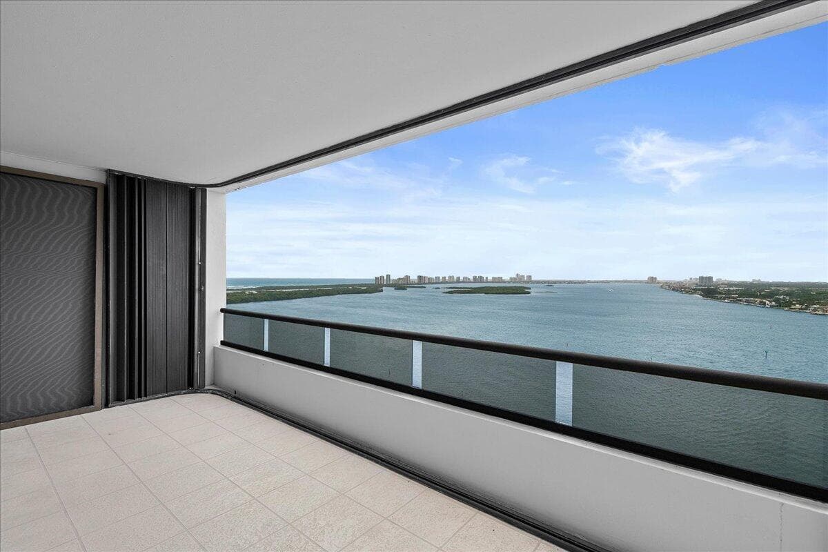 100 Lakeshore Drive #1955 2