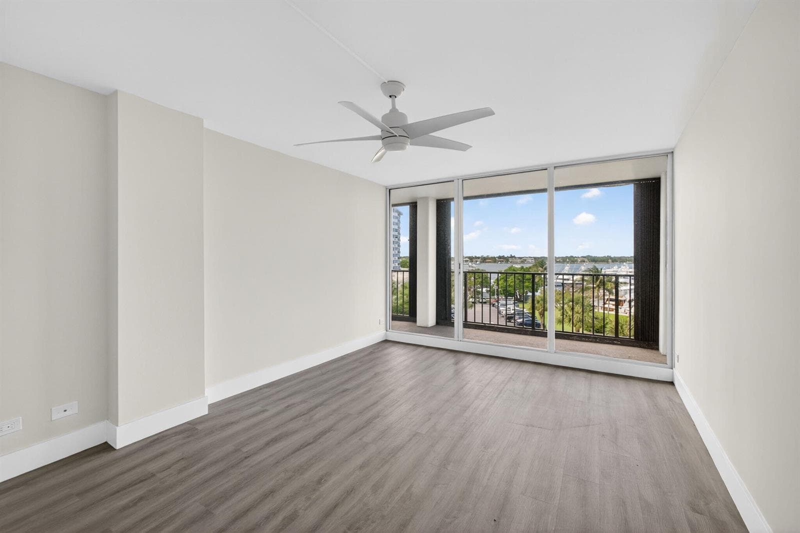 136 Lakeshore Drive #511 2