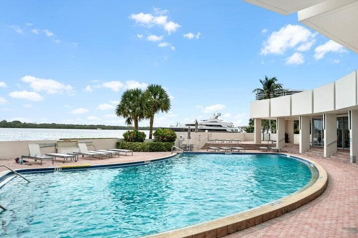 136 Lakeshore Drive 511 photo 13