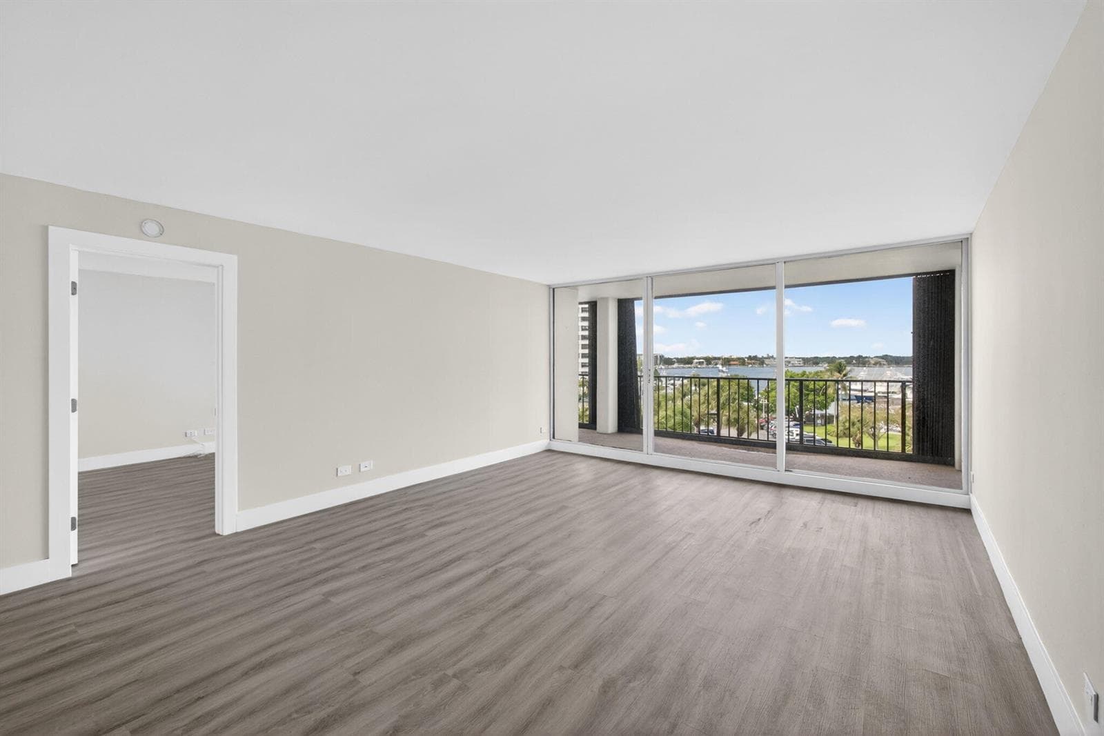 136 Lakeshore Drive #511 3