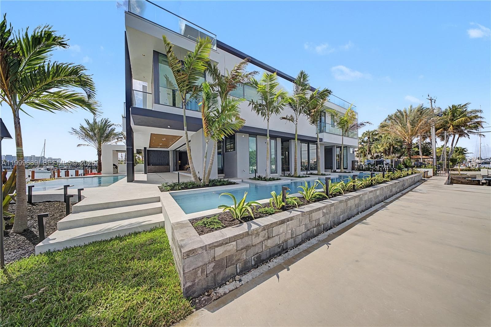 1400 Lake Dr 4