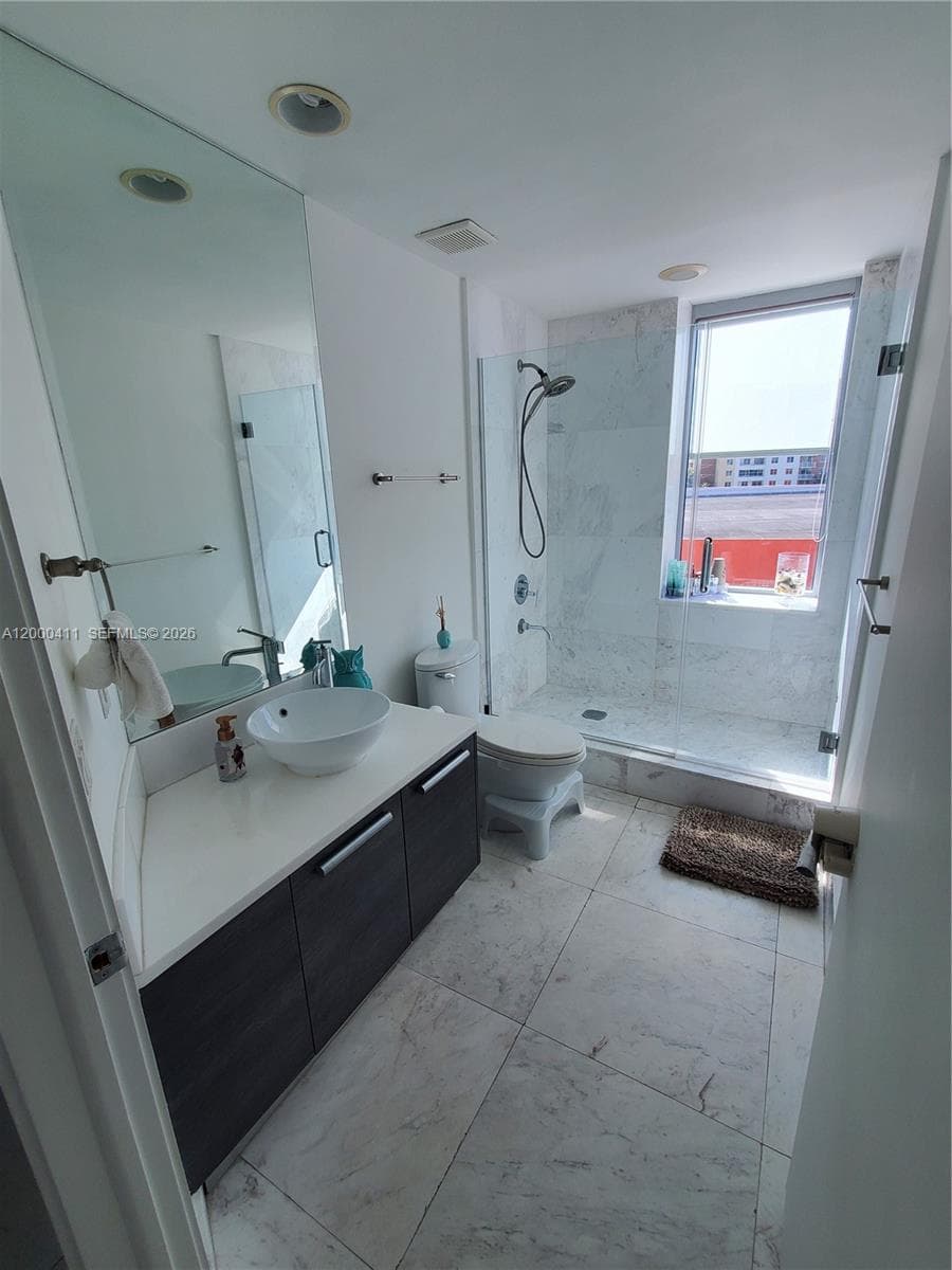2950 NE 188th St 401 photo 21